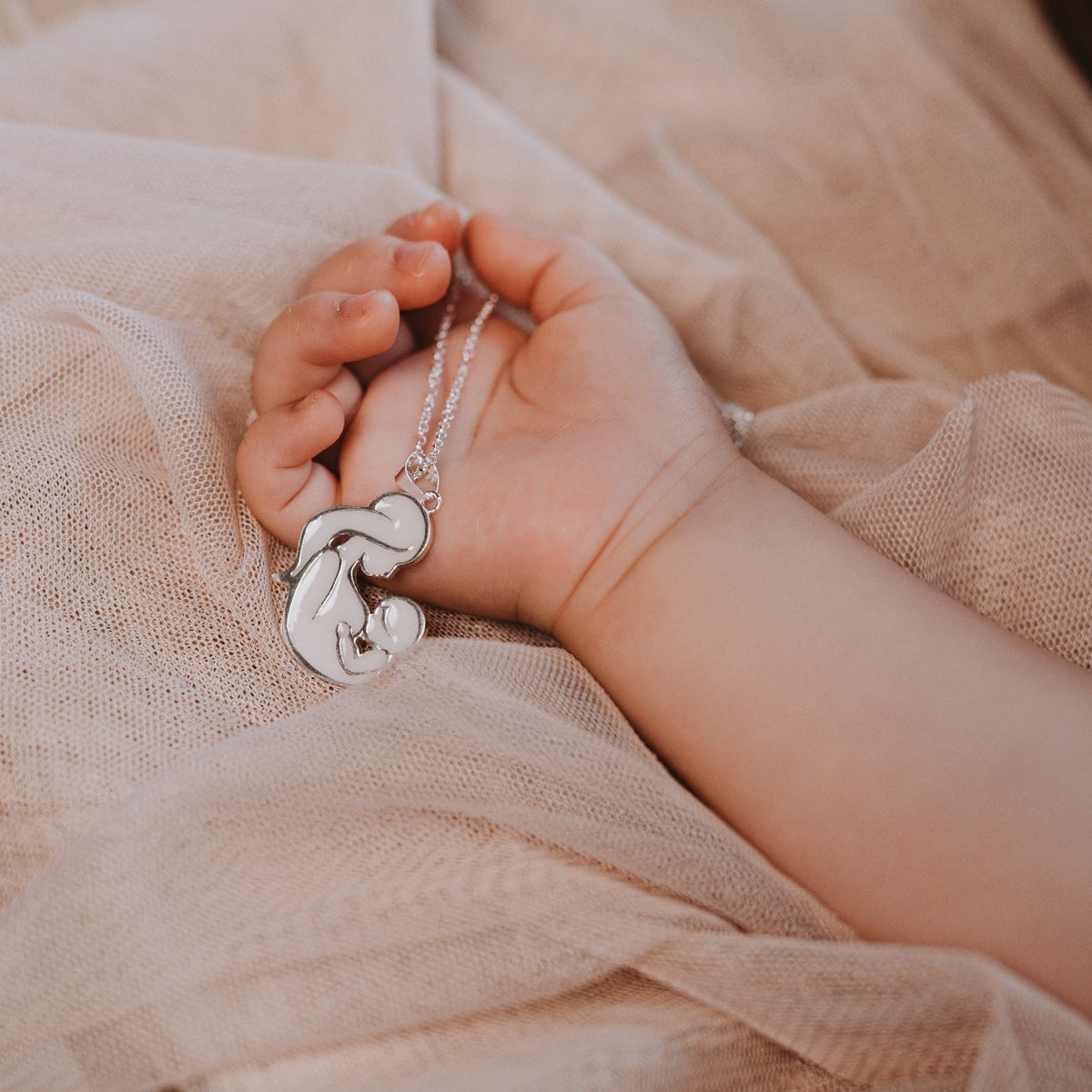 Colgante amamantar de leche materna sobre la mano de un bebé, joya maternal personalizada
