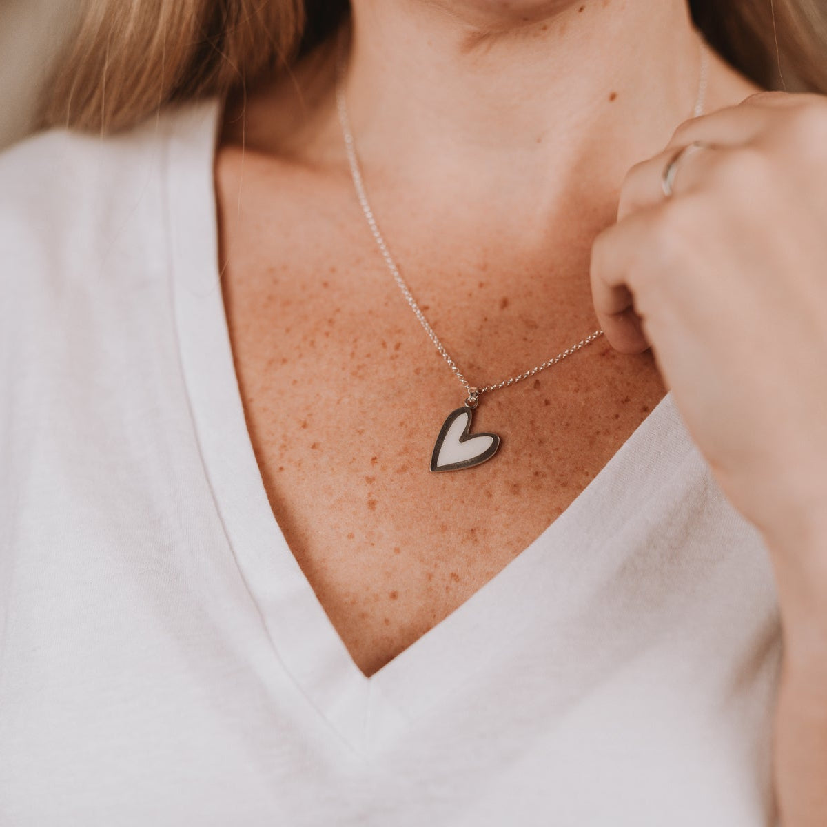 Colgante con forma de corazón estilizado de leche materna puesto en el cuello, joya maternal personalizada
