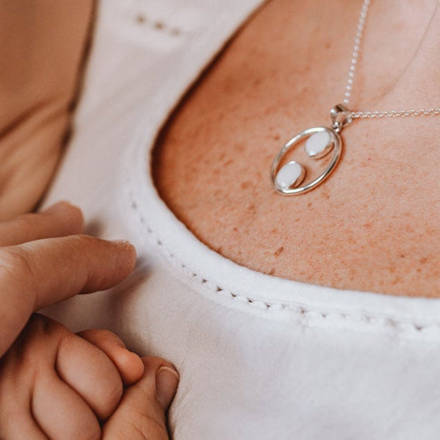 Colgante con forma de círculo con dos círculos más pequeños en su interior de leche materna puesto en el cuello, joya maternal personalizada
