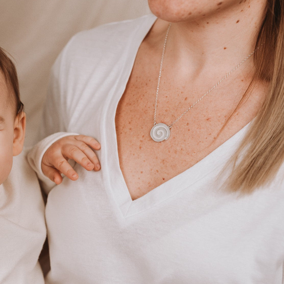 Colgante con forma de espiral de leche materna puesto en el cuello, joya maternal personalizada
