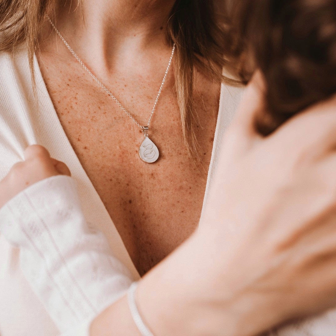 Colgante con forma de gota con silueta maternal de leche materna puesto en el cuello, joya maternal personalizada

