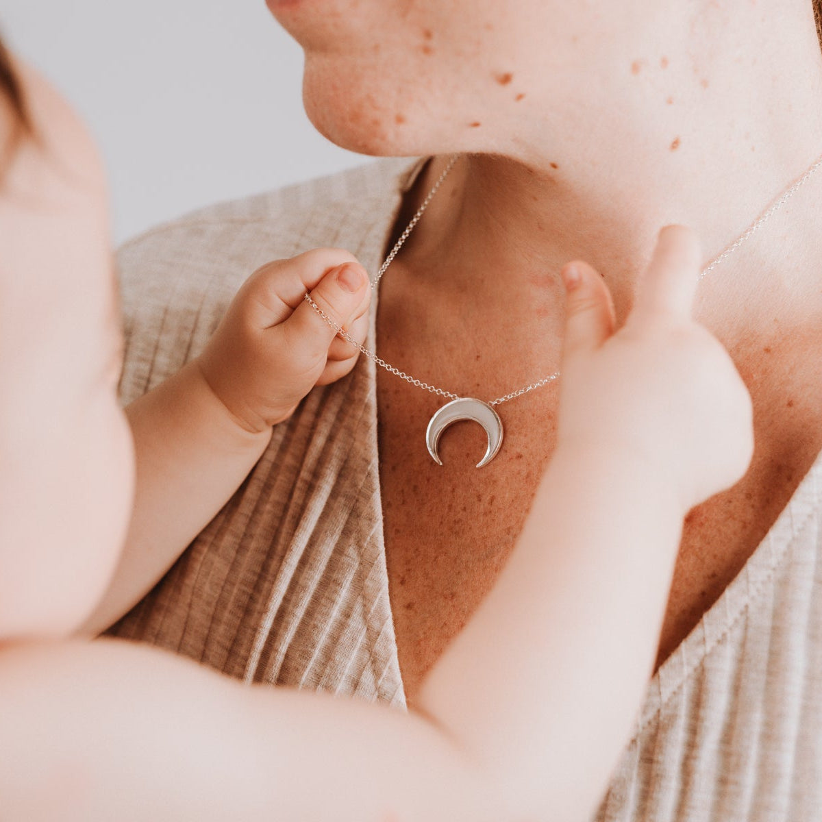 Colgante con forma de luna invertida de leche materna puesto en el cuello, joya maternal personalizada
