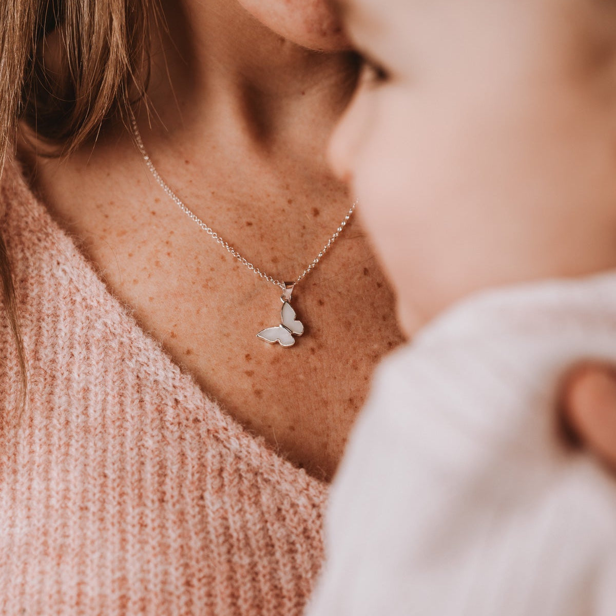 Colgante con forma de mariposa de leche materna puesto en el cuello, joya maternal personalizada
