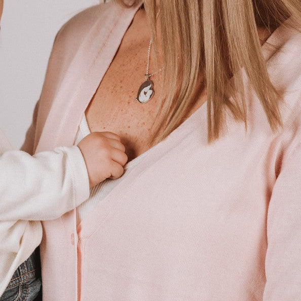 Colgante con forma de mamá con su bebé de leche materna puesto en el cuello, joya maternal personalizada
