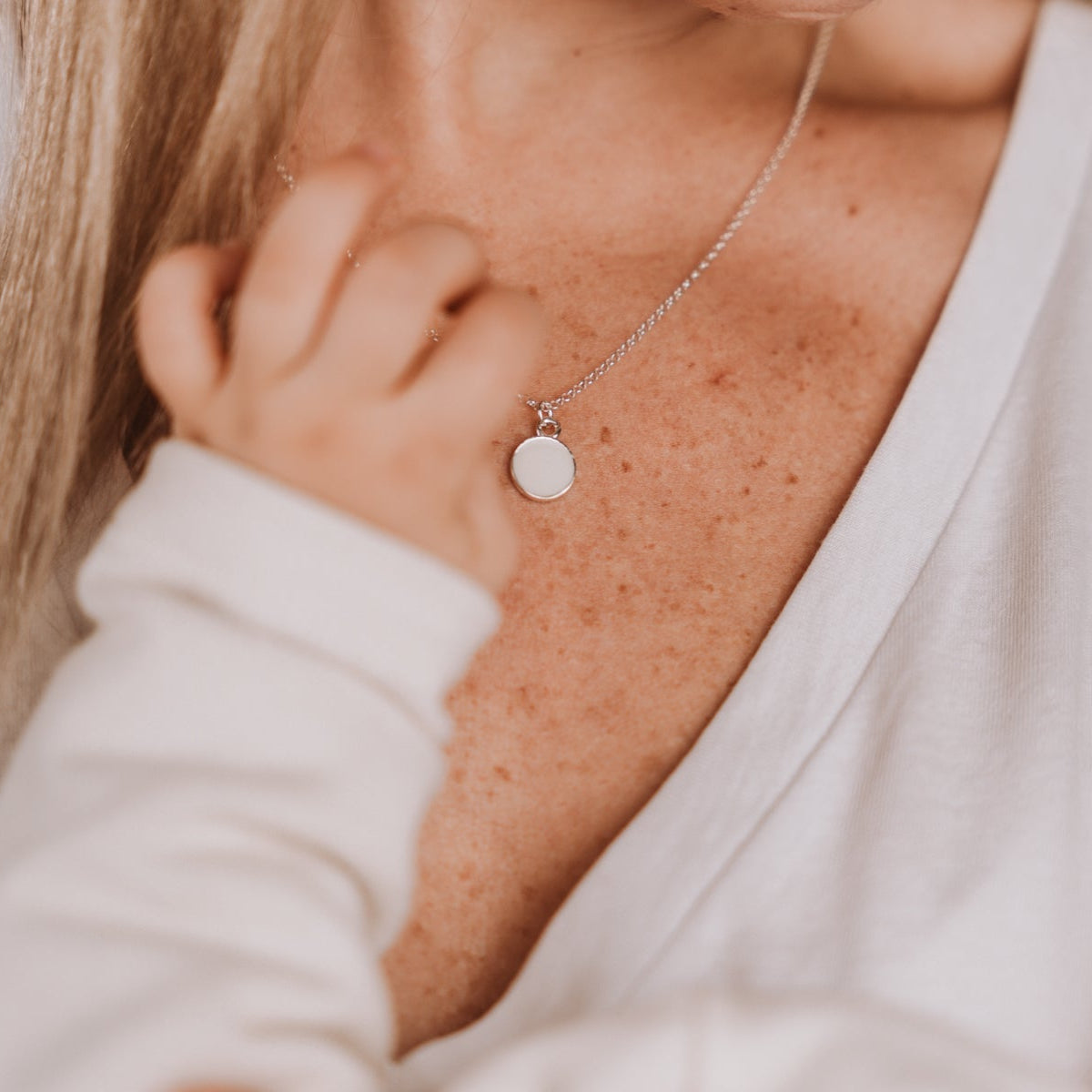 Colgante con forma de mini círculo de leche materna puesto en el cuello, joya maternal personalizada
