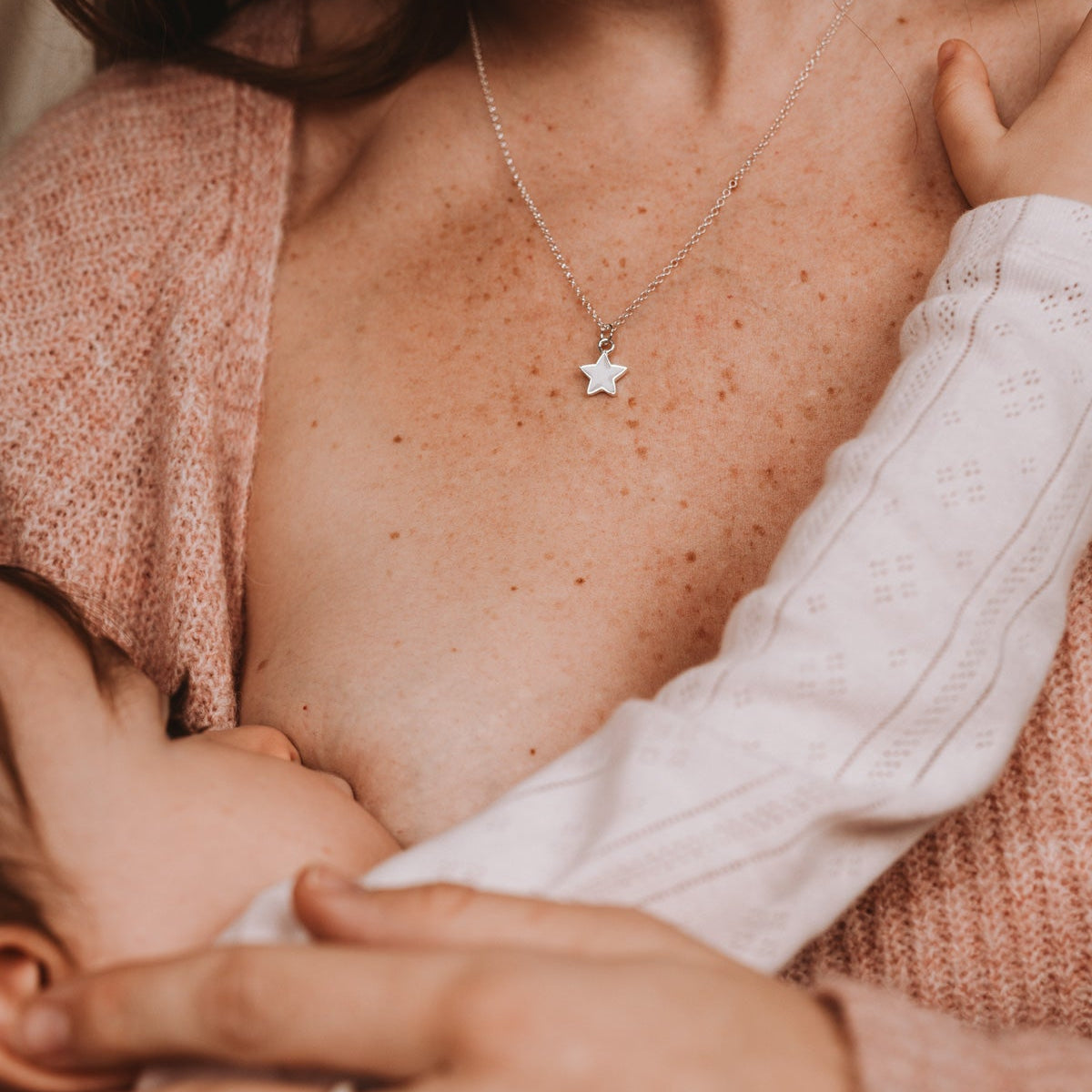 Colgante con forma de mini esterlla de leche materna puesto en el cuello, joya maternal personalizada
