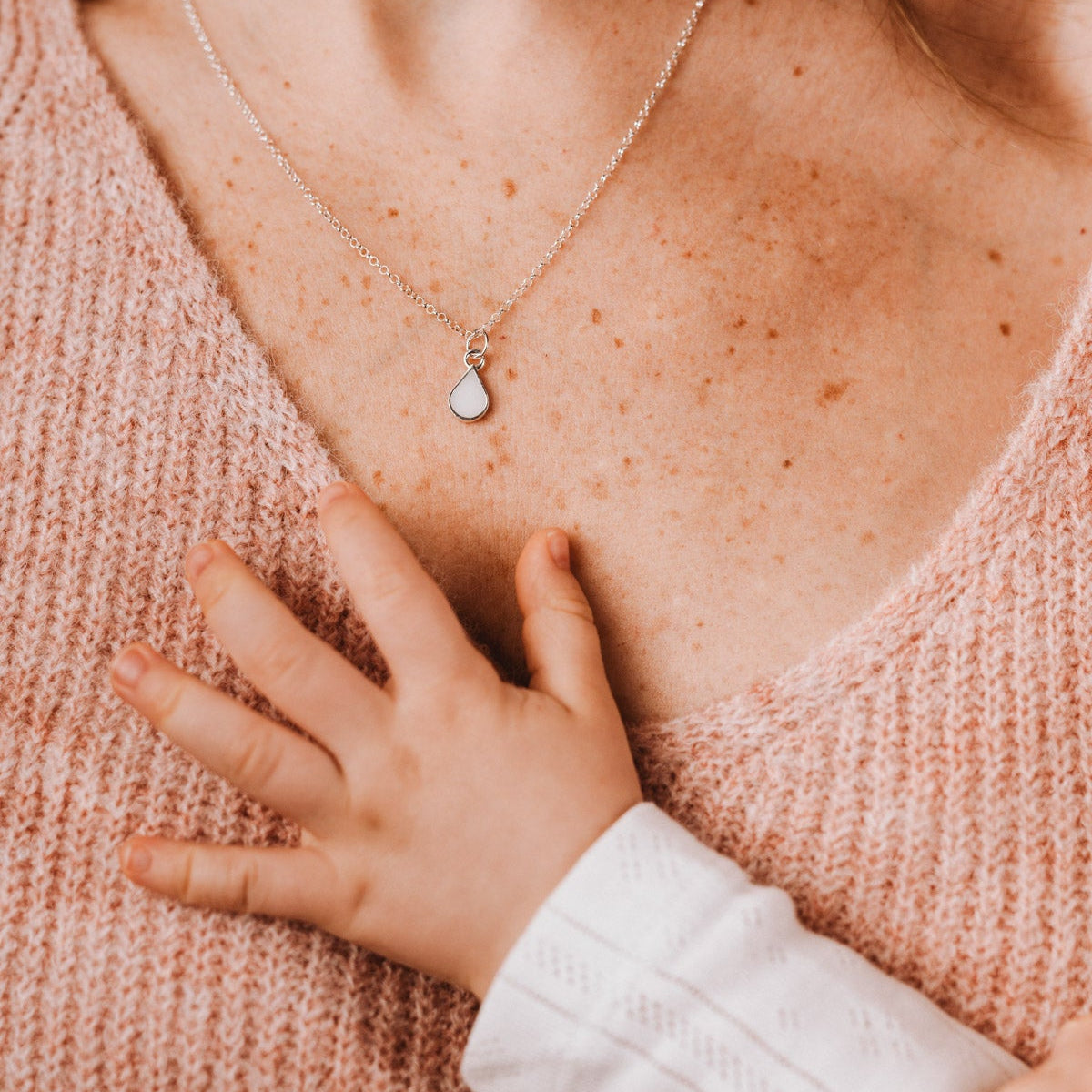 Colgante con forma de gota de leche materna puesto en el cuello, joya maternal personalizada
