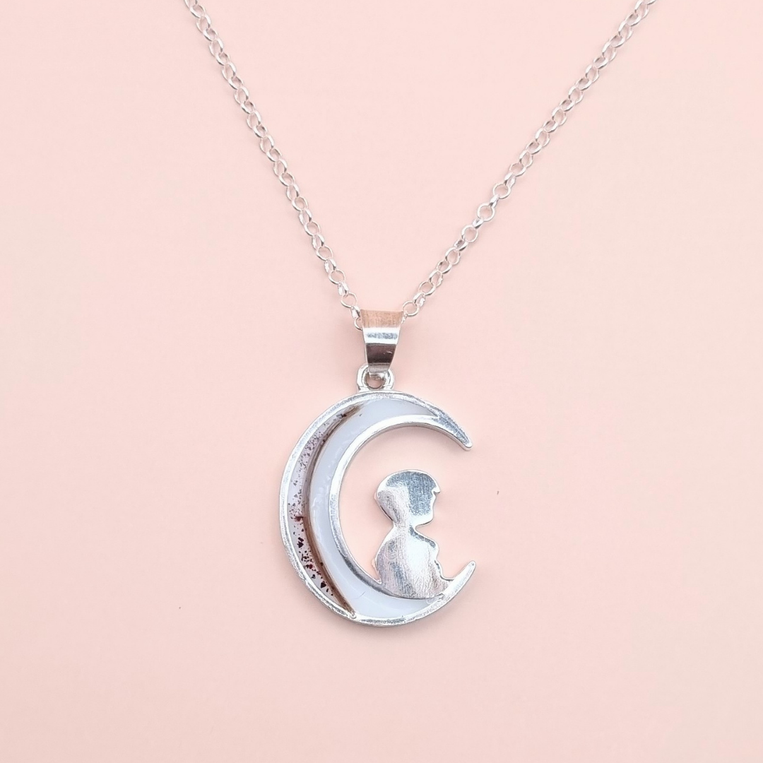 Colgante con forma de luna con leche materna, pelo y cordón umbilical con niño sentado sobre ella, en plata de ley, joya maternal personalizada

