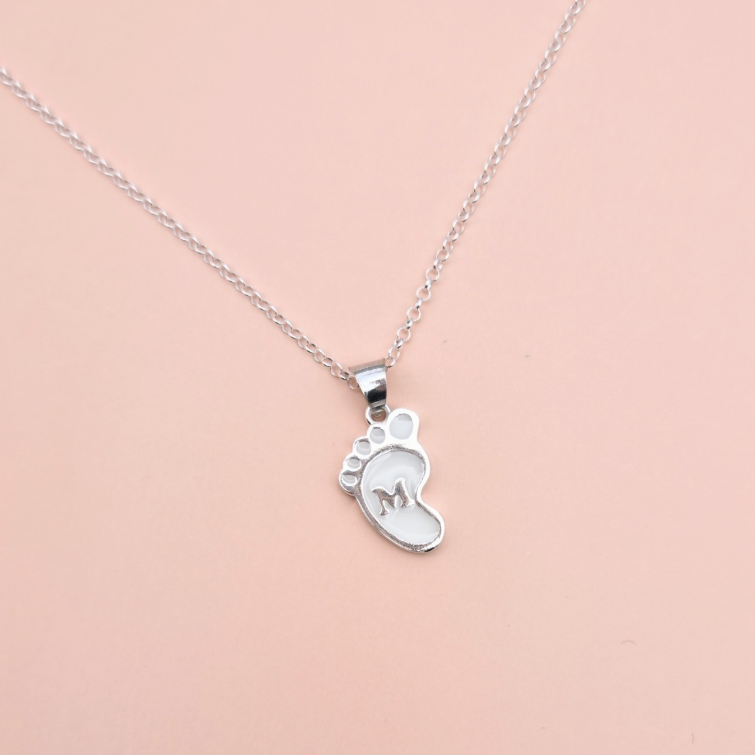 Colgante con forma de piececito de leche materna con inicial M en plata de ley, joya maternal personalizada hecha a mano
