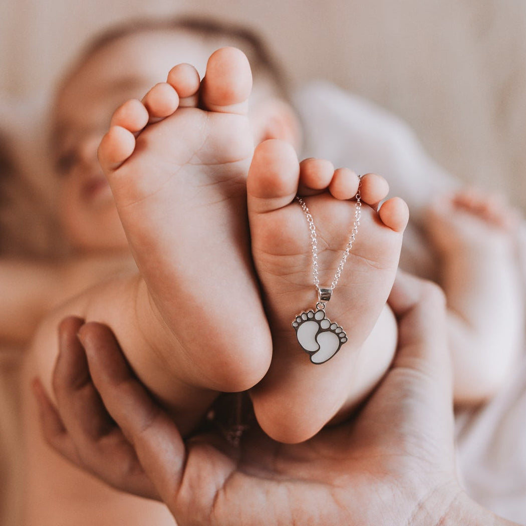 Colgante con forma de piececitos de leche materna, joya maternal personalizada
