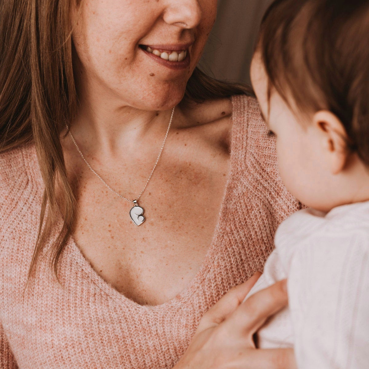 Colgante con forma de silueta maternal de leche materna puesto en el cuello, joya maternal personalizada
