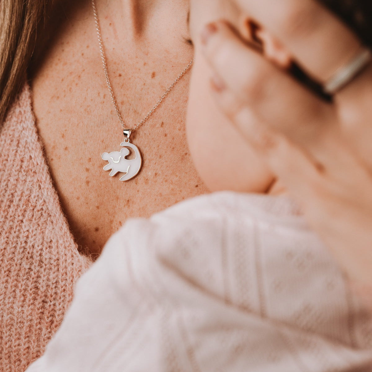 Colgante con forma de simba de leche materna puesto en el cuello, joya maternal personalizada
