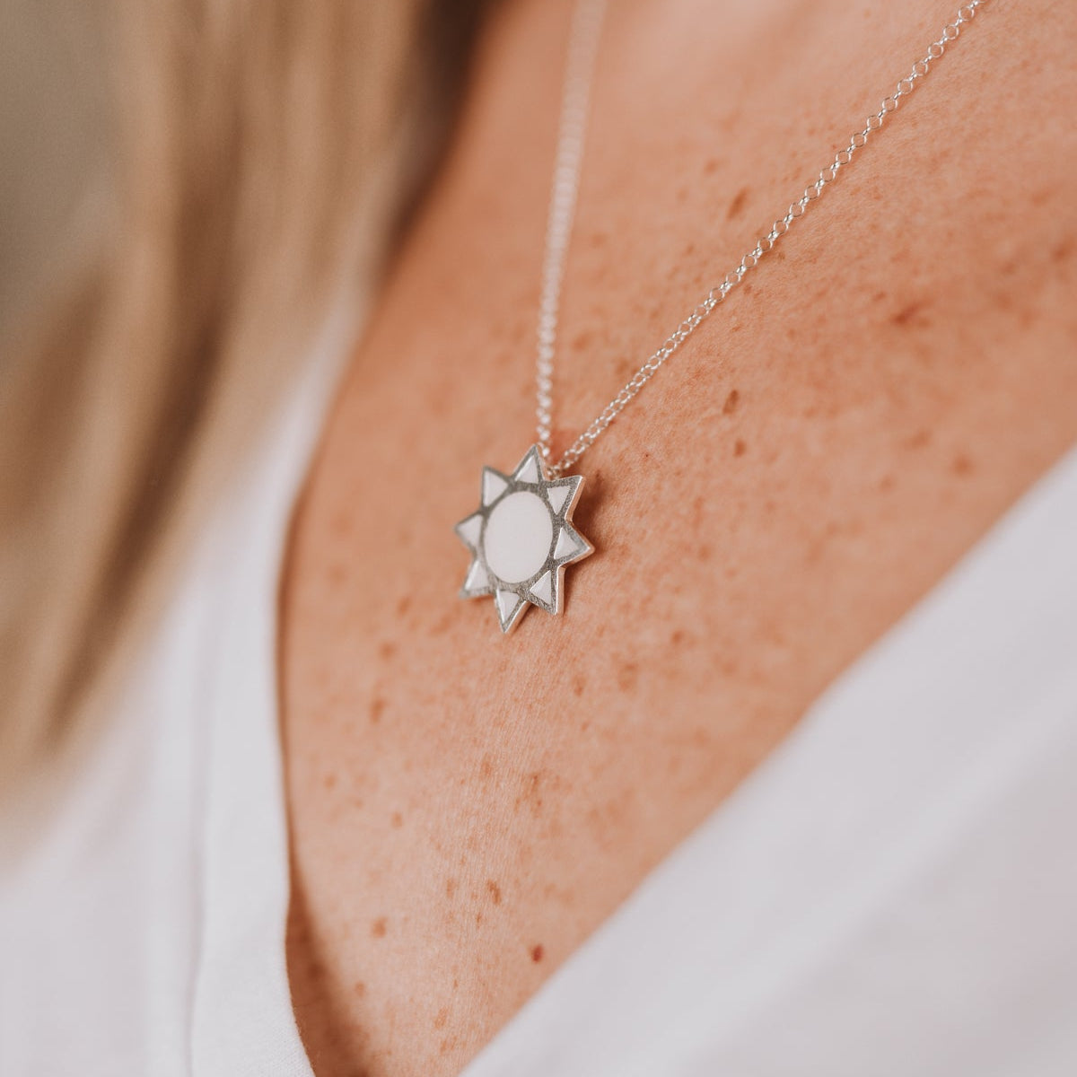 Colgante con forma de sol de leche materna puesto en el cuello, joya maternal personalizada
