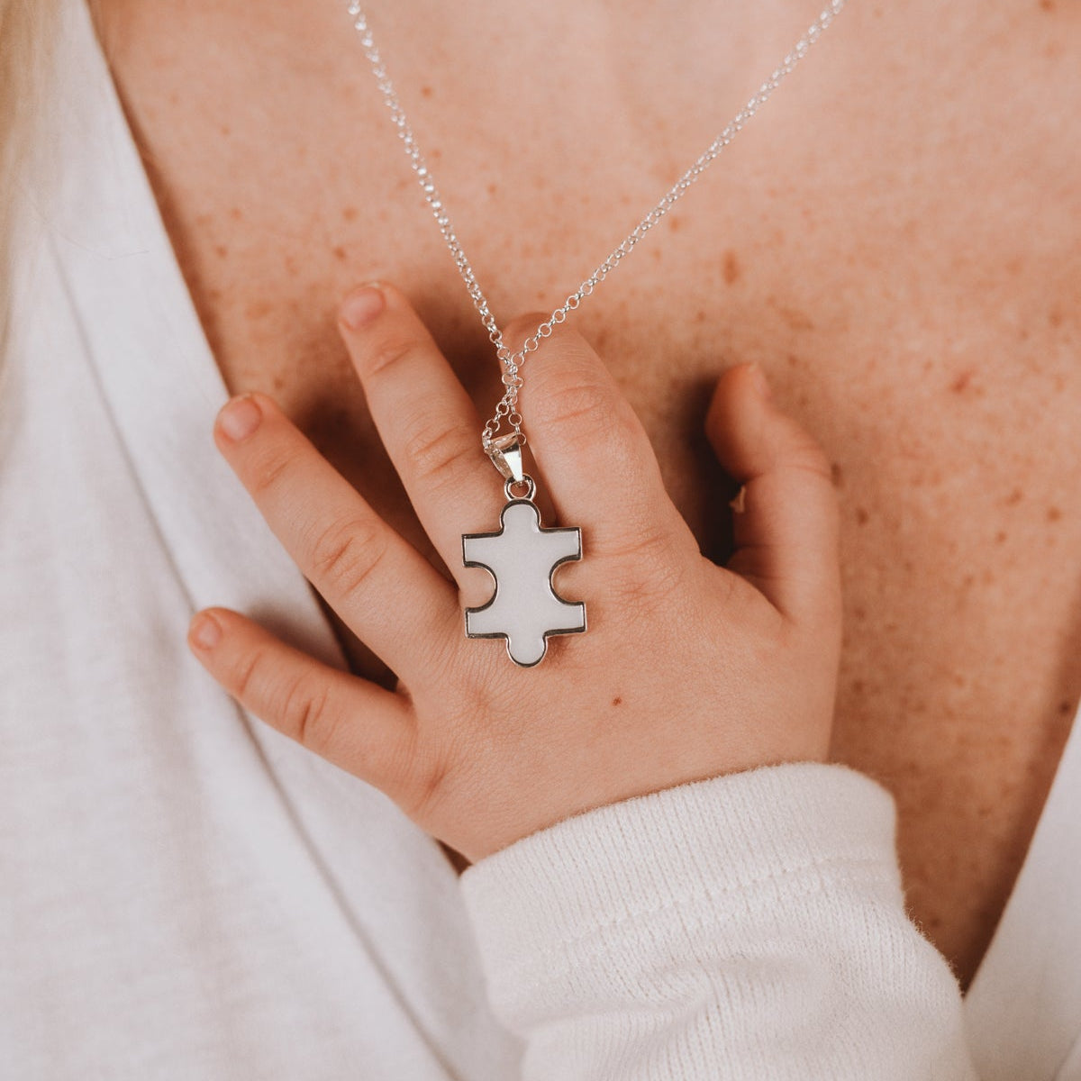 Colgante con forma de piezza de puzzle de leche materna puesto en el cuello, joya maternal personalizada
