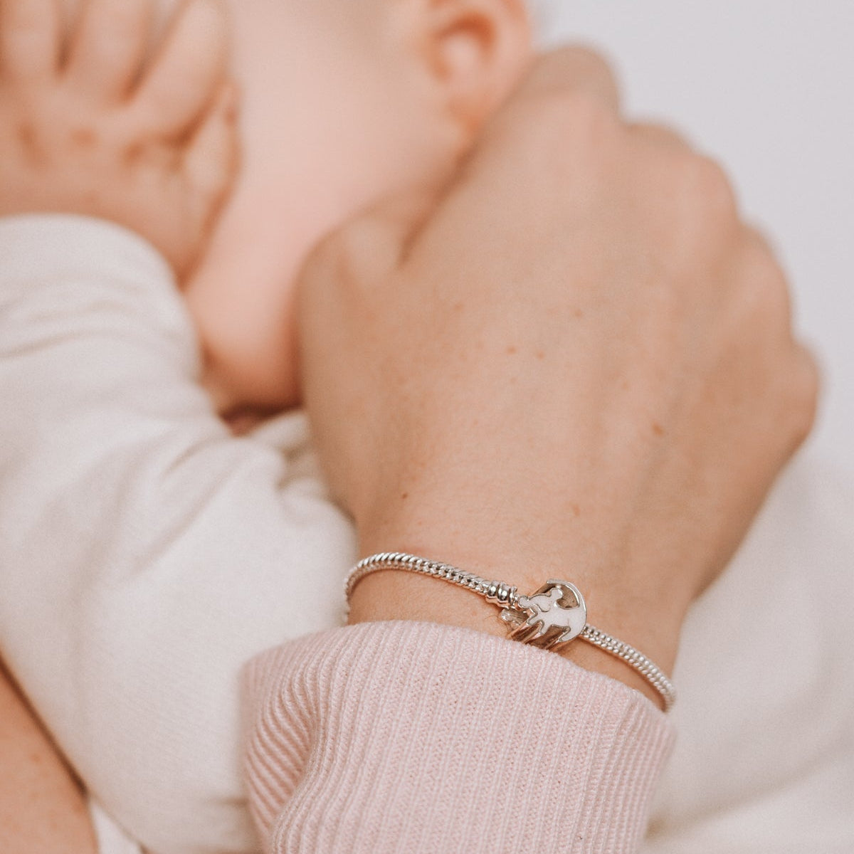 Cuenta para pulsera simba de leche materna puesto en la muñeca, joya maternal personalizada
