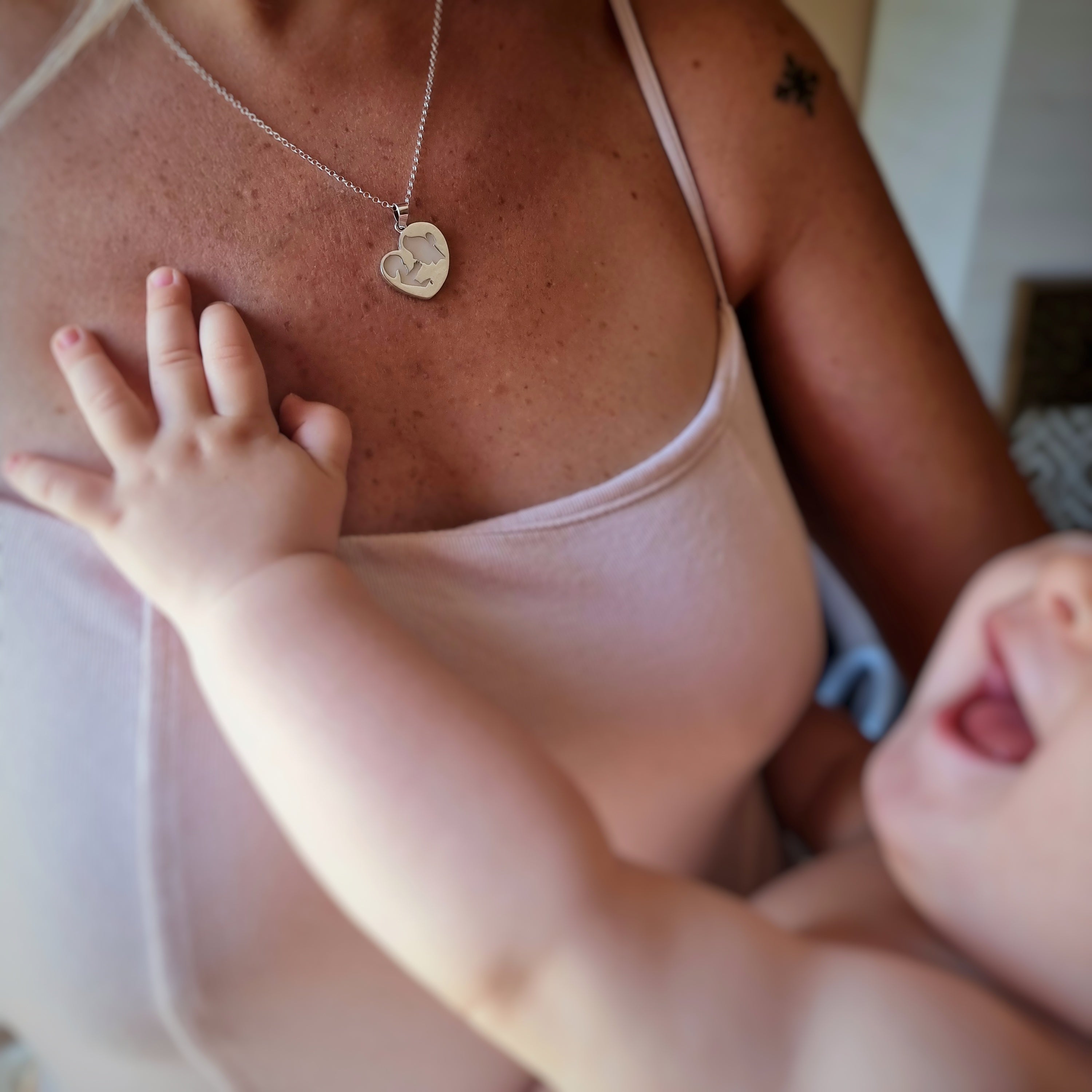 Colgante mamá con bebé de leche materna